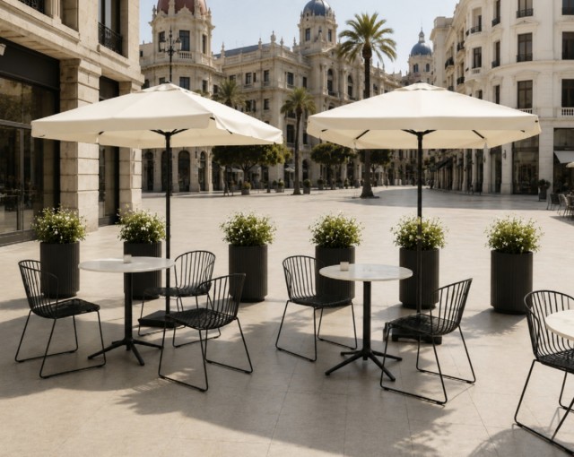Adiós a las sillas de colores o las sombrillas con logotipos: así serán las terrazas de la plaza del Ayuntamiento