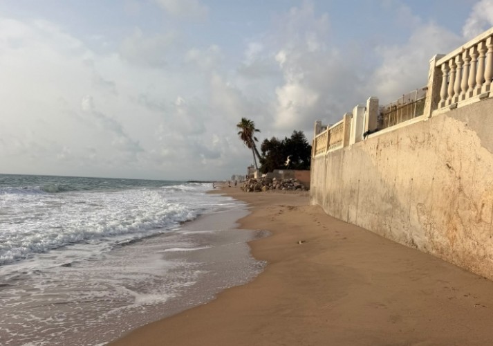 La playa de Tavernes de la Valldinga llega al verano sin resolver la regresión agravada por los temporales