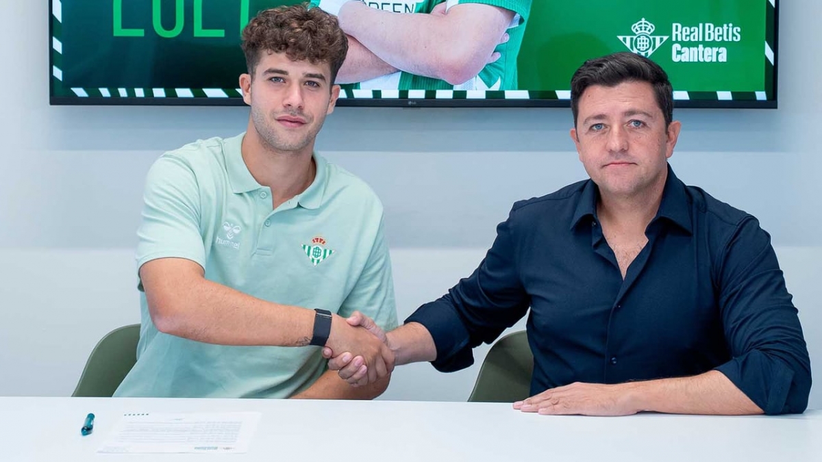 El nuevo futbolista del Hércules CF cuando se formalizó su fichaje por el Real Betis - Foto: RBB El nuevo futbolista del Hércules CF cuando se formalizó su fichaje por el Real Betis