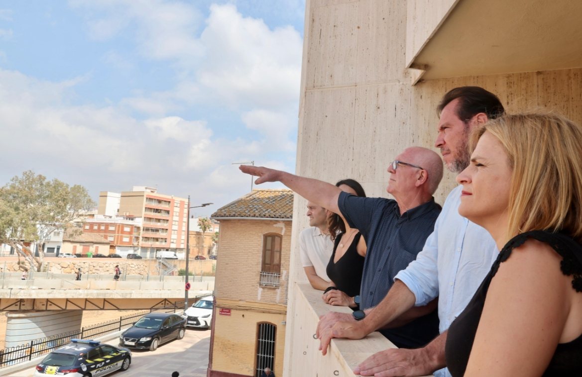 Visita del ministro Óscar Puente a Paiporta. - Foto: MINISTERIO DE TRANSPORTES Visita del ministro Óscar Puente a Paiporta.