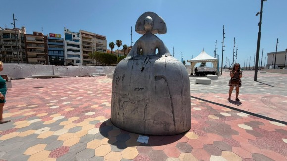 El arte sale al encuentro: la obra de Manolo Valdés llega al puerto de Torrevieja