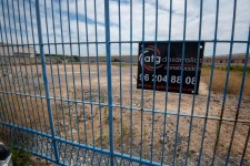 Alicante allana el aterrizaje de Teika: cuenta atrás de un año para su centro logístico en Aguamarga