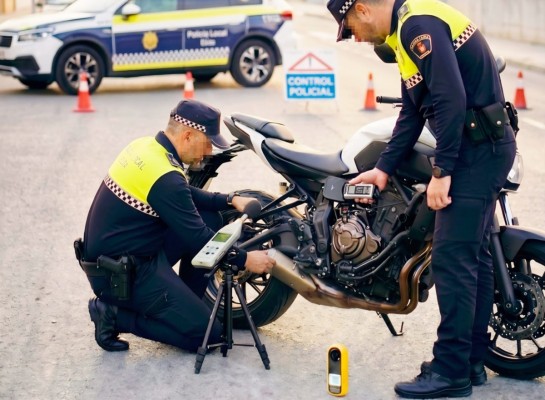 Elda detecta nueve infracciones en una campaña de control de ciclomotores y patinetes