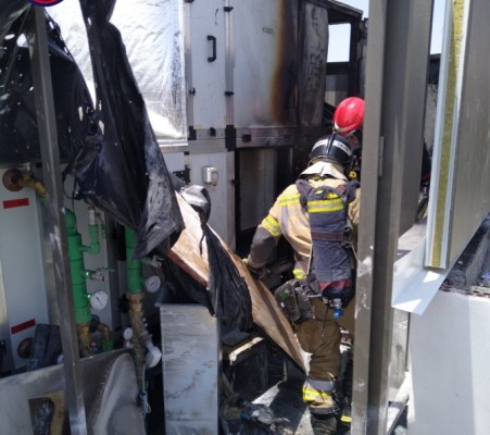 Una veintena de bomberos apagan un incendio en la cubierta del hotel Arco de San Juan en Murcia