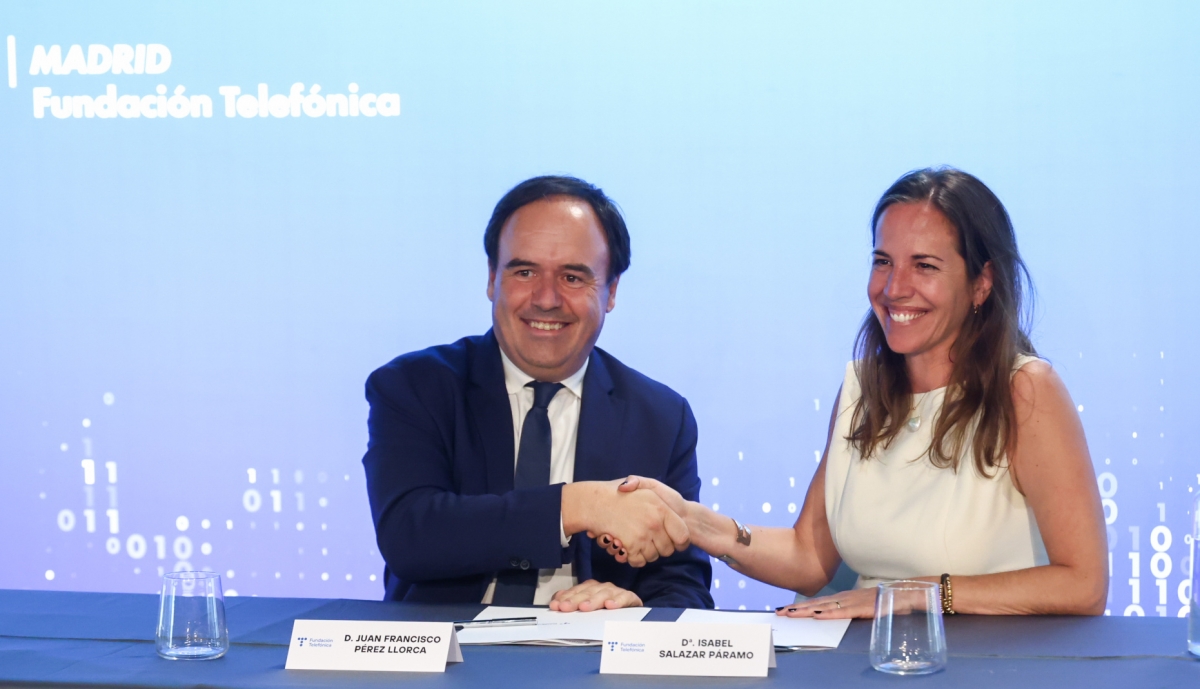 El presidente del Consell, Pérez Llorca, y la presidenta de la Fundación, Isabel Salazar, tras la firma del acuerdo. - Foto: GVA El presidente del Consell, Pérez Llorca, y la presidenta de la Fundación, Isabel Salazar, tras la firma del acuerdo.