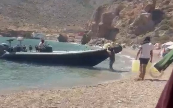 Denuncian que un grupo de encapuchados rellenan una narcolancha a plena luz del día en El Portús
