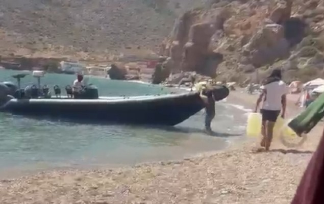 Denuncian que un grupo de encapuchados rellenan una narcolancha a plena luz del día en El Portús