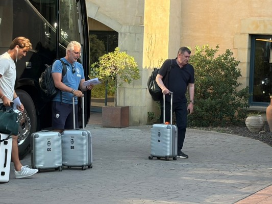 El Valencia CF llega al hotel de concentración de Olot 