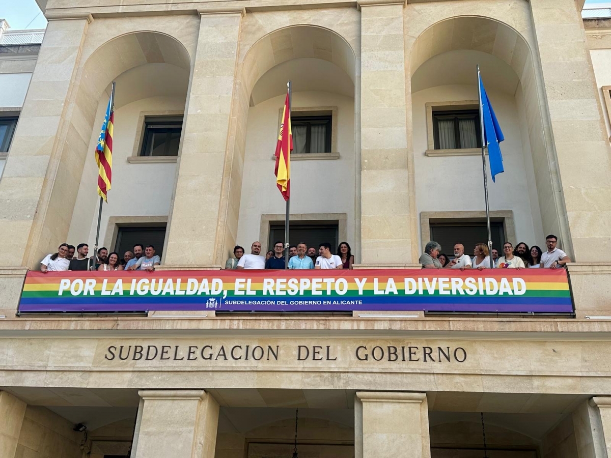 Los colectivos colocaron la bandera junto al subdelegado del Gobierno. - Los colectivos colocaron la bandera junto al subdelegado del Gobierno.