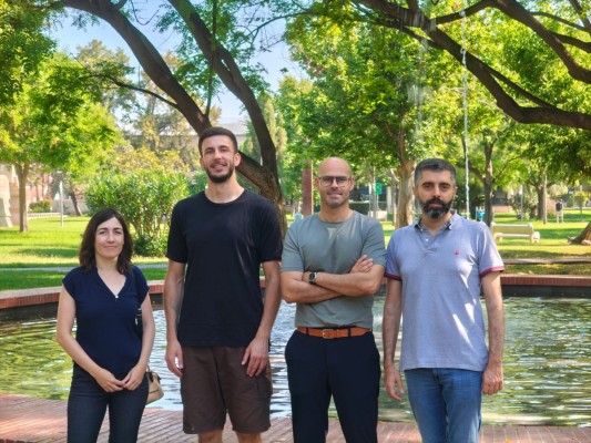 Un estudio confirma que pavimentos permeables retienen microplásticos y contaminantes durante años