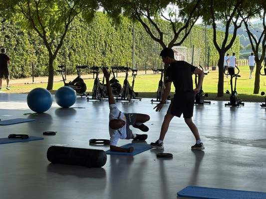 Foulquier entrena al margen mientras se recupera de su lesión en la rodilla