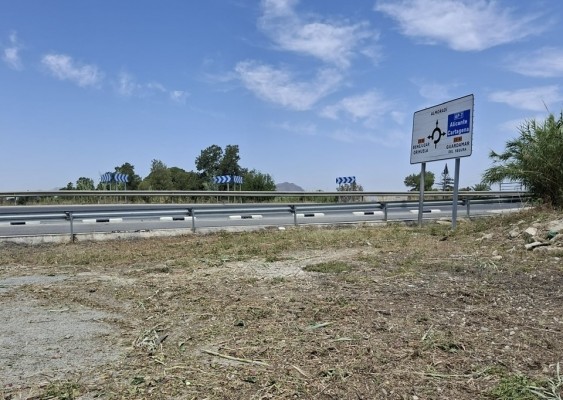 Almoradí contrata a 37 peones agrícolas con una subvención de 212.000 euros para reforzar el mantenimiento del municipio