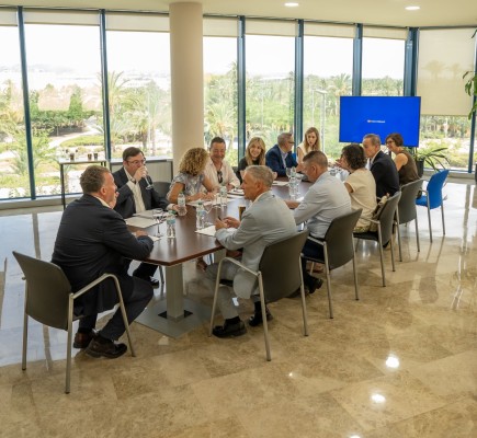 Caixa Ontinyent reúne en Elche a sus responsables de negocio y refuerza su apuesta por la ciudad