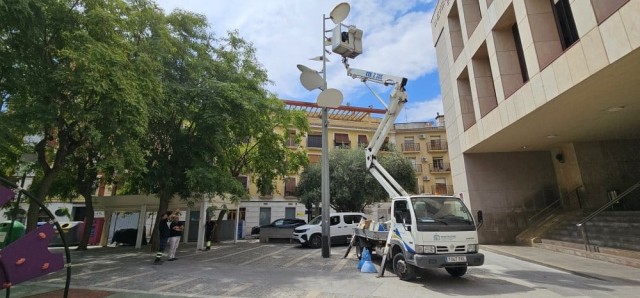 Orihuela renueva el alumbrado de la plaza Josefina Manresa y mejora la iluminación del acceso por la CV-95