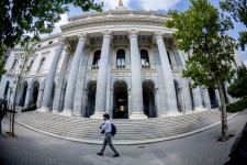 El Ibex 35 pierde los 19.200 puntos (-0,81%) en la media sesión, con el petróleo en 85,7 dólares