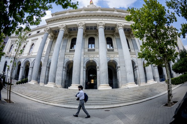 El Ibex 35 pierde los 19.200 puntos (-0,81%) en la media sesión, con el petróleo en 85,7 dólares