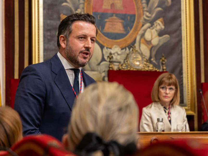 El alcalde de Elche, Pablo Ruz, junto a la líder municipal de Vox, Aurora Rodil, en imagen de archivo. - 