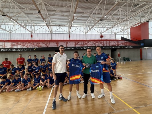 El campus de los hermanos Guardiola reúne a 55 deportistas de tres países en La Nucía