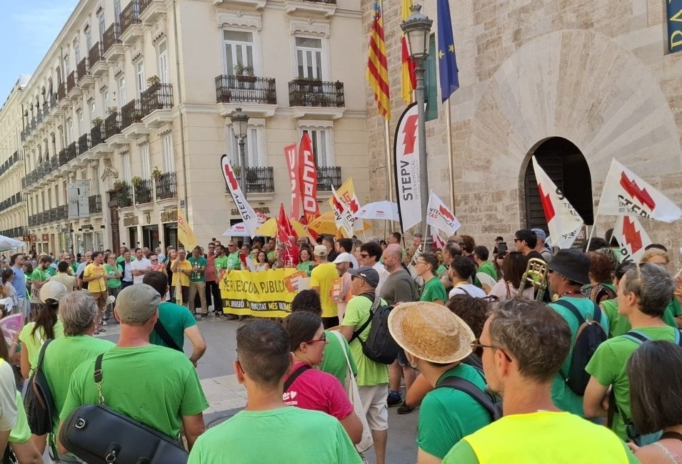 Concentración de la Plataforma per este martes ante Les Corts. - Foto: EUROPA PRESS Concentración de la Plataforma per este martes ante Les Corts.