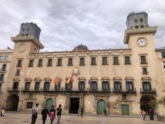 La firma Filias se adjudica el Servicio de Orientación Familiar en Adicciones en Alicante por casi 84.000 euros y dos años