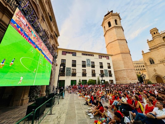 La plaza Mayor de Castelló resuena con el triunfo de España sobre Francia en las semifinales del Mundial