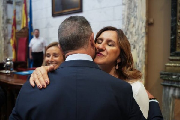 La amenaza de Vox y la licencia del Nou Mestalla tensionan la relación con Catalá en València