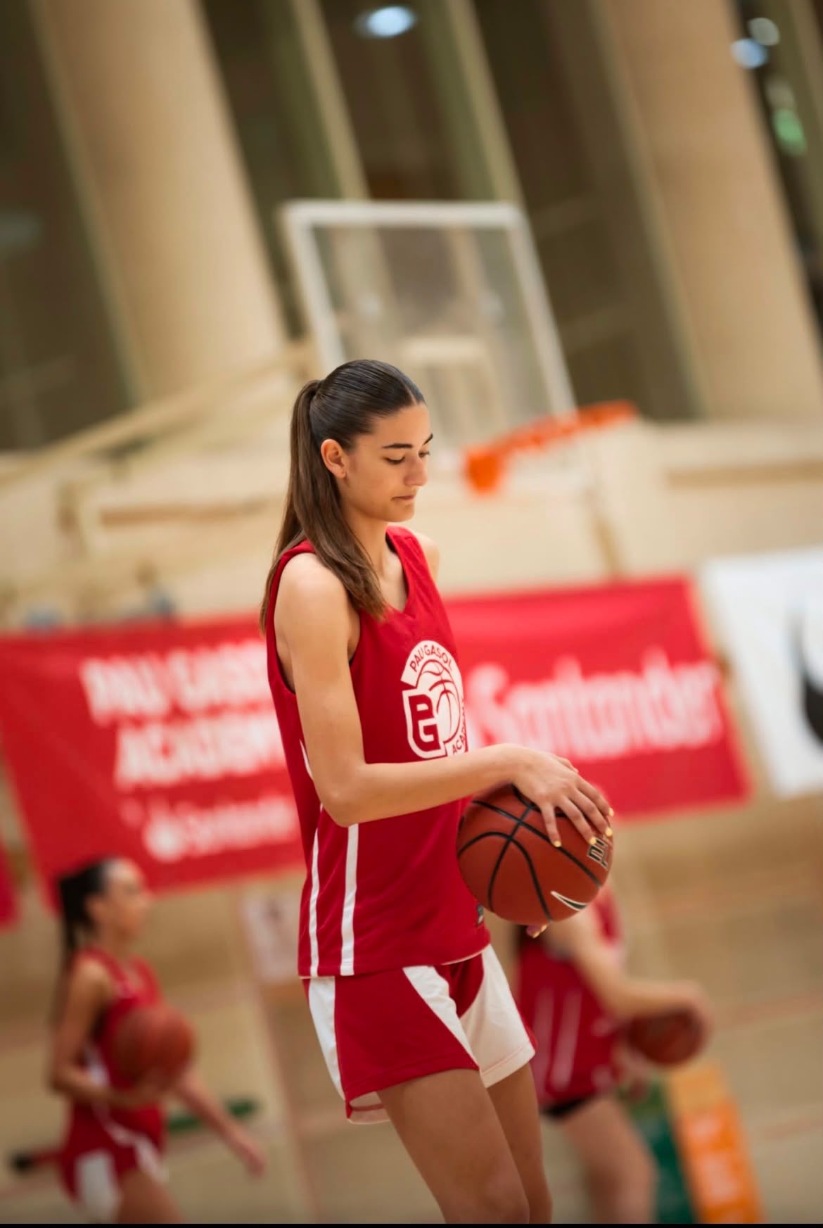 El próximo año, Clara seguirá disfrutando en categoria Junior en el Nou Bàsquet femení. - El próximo año, Clara seguirá disfrutando en categoria Junior en el Nou Bàsquet femení.
