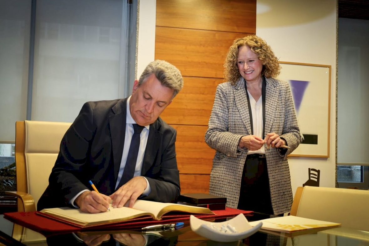 El conseller Vicente Martínez Mus y la alcaldesa de Amparo Folgado. - Foto: AYUNTAMIENTO DE TORRENT El conseller Vicente Martínez Mus y la alcaldesa de Amparo Folgado.