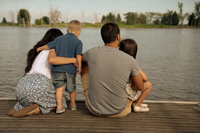 Al costat de les famílies