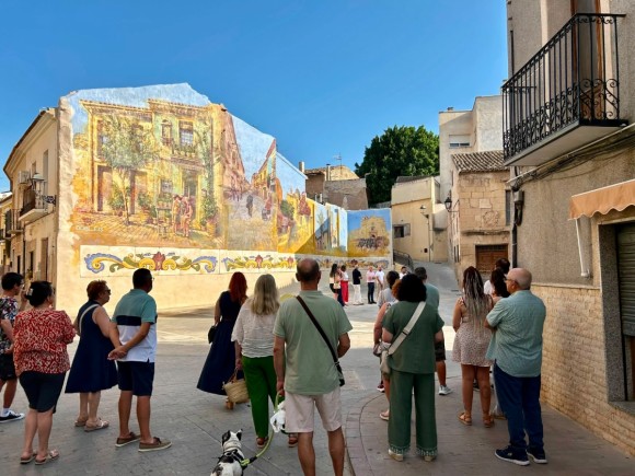Monforte del Cid estrena un mural de 120 metros cuadrados que rinde homenaje a su historia y su patrimonio