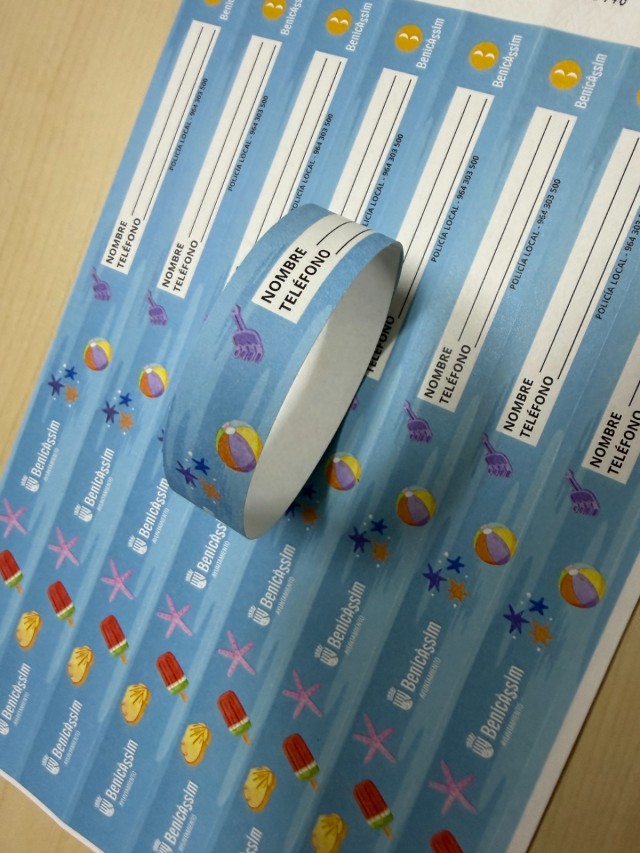 Benicàssim refuerza la seguridad infantil en sus playas con el reparto de pulseras identificativas 
