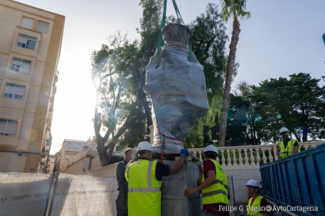 El monumento que homenajea al capitán Alatriste en Cartagena ya está instalado en la plaza Cuartel del Rey