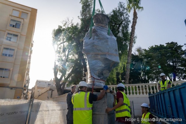 El monumento que homenajea al capitán Alatriste en Cartagena ya está instalado en la plaza Cuartel del Rey
