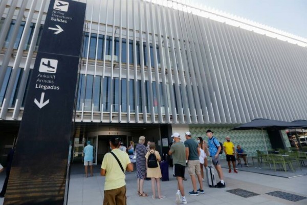 El aeropuerto de Corvera vuelve a ganar pasajeros en el comienzo del verano