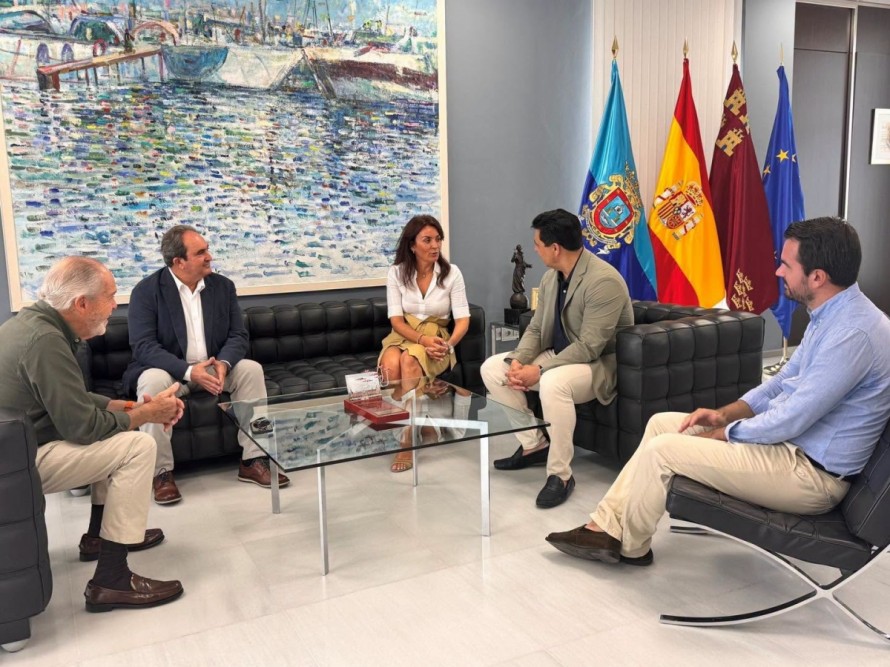 El alcalde de San Javier recibe a la nueva presidenta de Froet, Mercedes Pérez, vecina de El Mirador