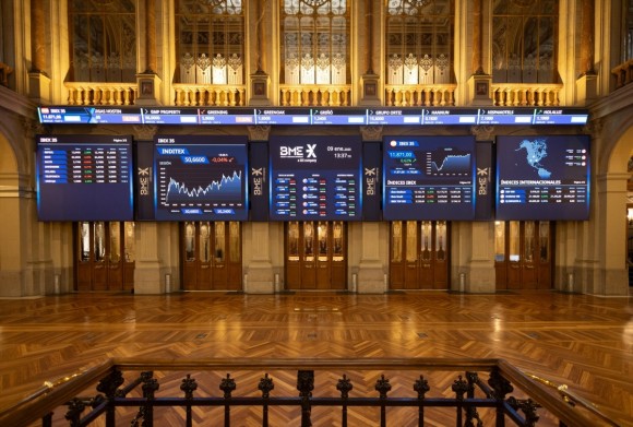 El Ibex 35 enfila los 19.400 puntos en la media sesión tras subir un 0,82%, con el petróleo en 90 dólares