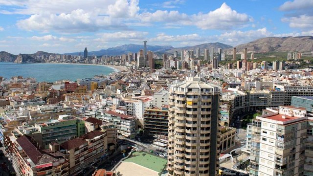 Las reservas de viviendas turísticas en la costa alicantina alcanzan el 92,2% para agosto