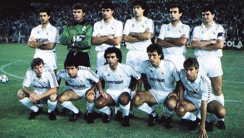 Chendo, a la izquierda de pie, y Camacho, a la derecha también de pie, en una alineación del Real Madrid. - Foto: RM Chendo, a la izquierda de pie, y Camacho, a la derecha también de pie, en una alineación del Real Madrid.