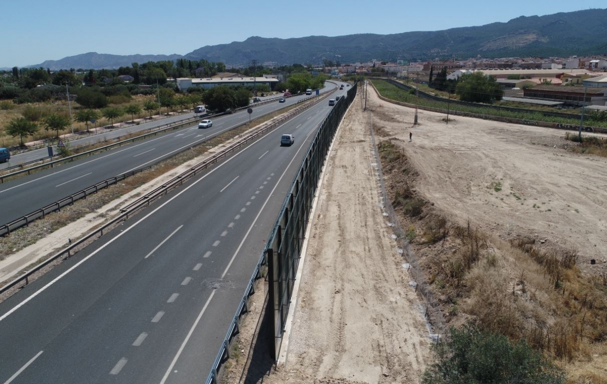 Pantalla acústica en la autovía a su paso por El Palmar.