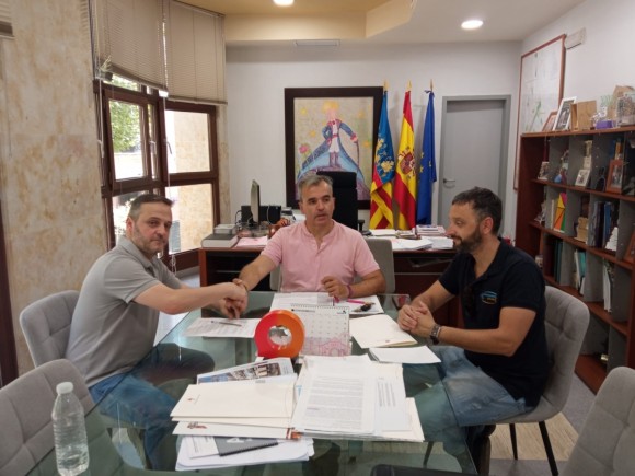 Aspe renueva su compromiso con el comercio local con un nuevo convenio con la Asociación de Comerciantes