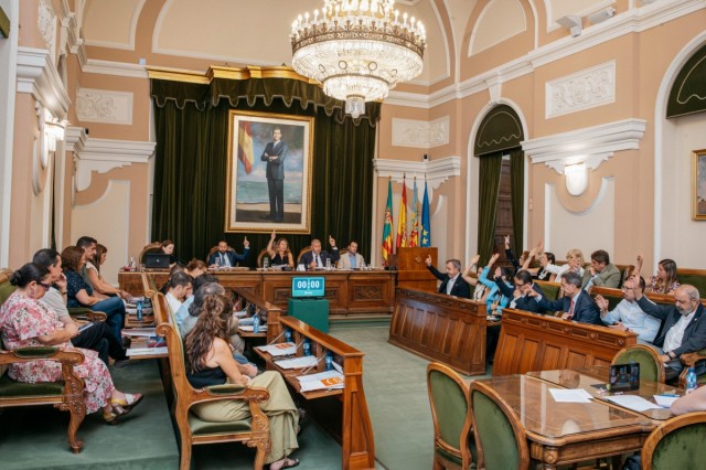 El pleno de Castelló escenifica diferencias en cambio climático o vivienda y pide mejores enlaces por tren