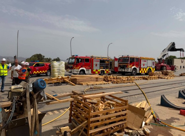 Los bomberos acuden a Lorca para sofocar un incendio en una nave industrial con productos inflamables