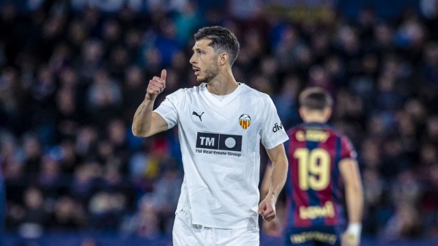 El Valencia rastrea el mercado en busca de futbolistas con ambición europea