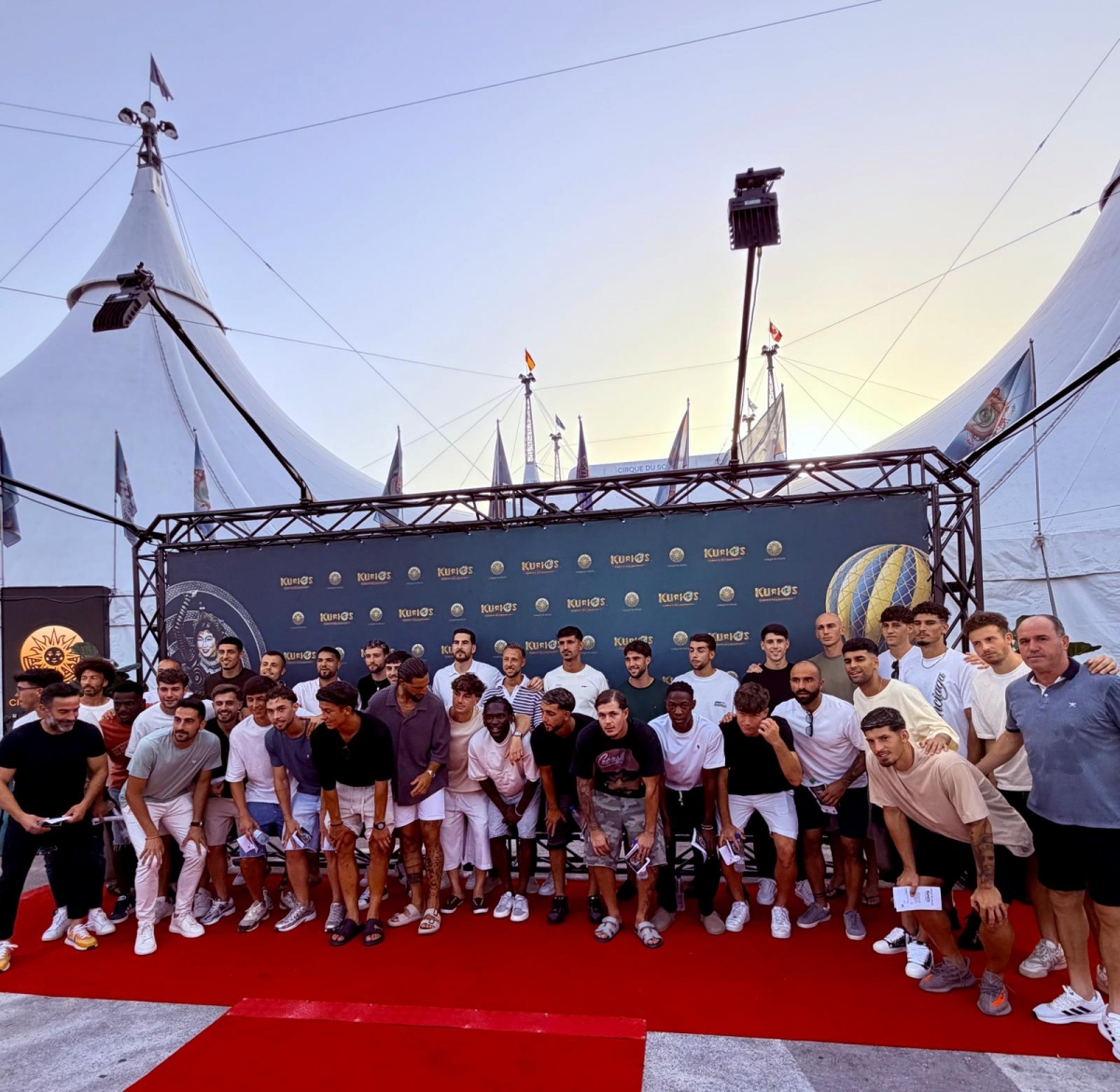 Los jugadores del Hércules CF posan a las puertas de la Gran Carpa