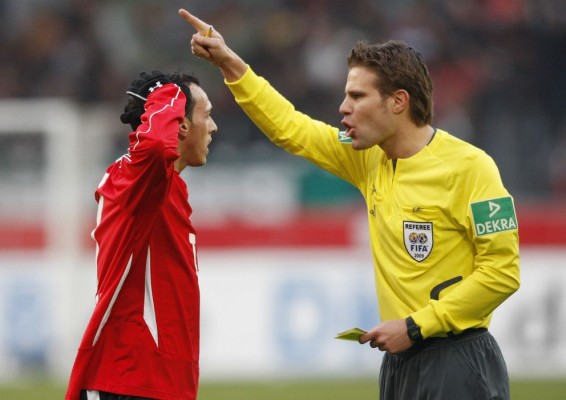 La Bundesliga aprueba que solo los capitanes puedan dirigirse al árbitro en los partidos