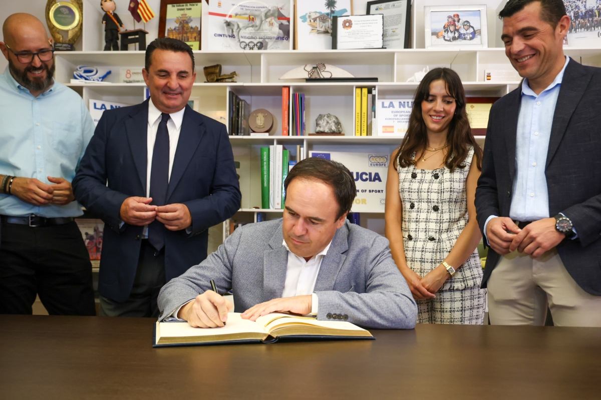 El president de la Generalitat, Juanfran Pérez Llorca, en su visita a La Nucía.
