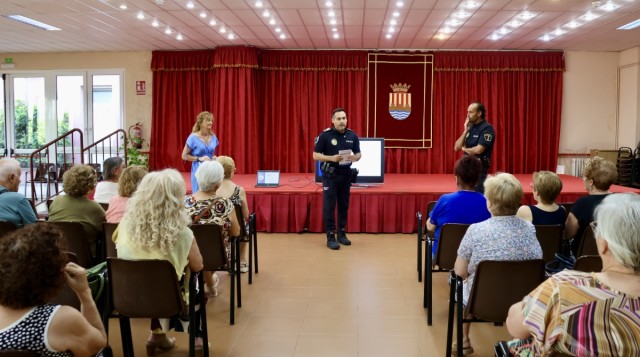 La Policía Local de Onda imparte una charla formativa con consejos sobre autocuidado para los mayores