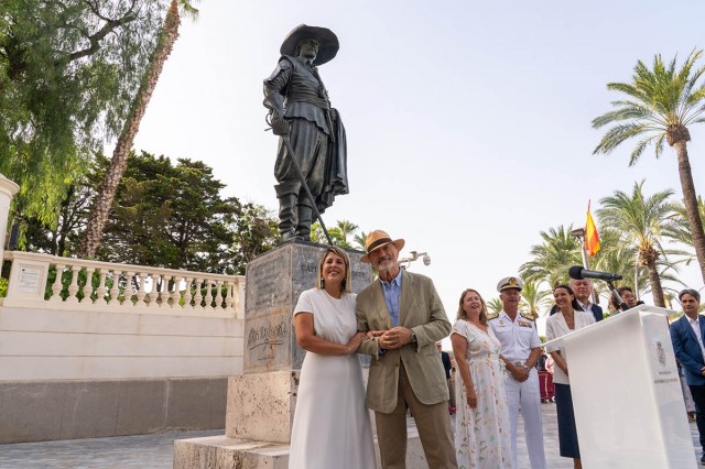 El capitán Alatriste ya es inmortal: Cartagena rinde homenaje a su escritor más universal, Arturo Pérez-Reverte
