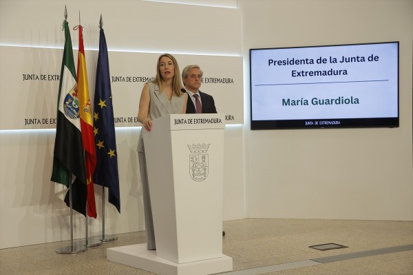 La presidenta de Extremadura mantiene al consejero de Vox en su puesto