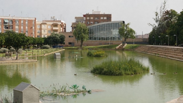 Catarroja creará dos islas vegetadas en el lago del Parque de Barracas para mejorar la biodiversidad